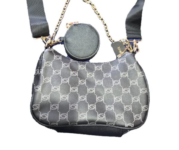 Bolso Crossbody Bebe en Negro Elegancia y Versatilidad - Imagen 2